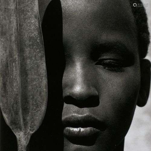 Herb Ritts (Los Angeles 1952 - Los Angeles 2002). Loriki wit...