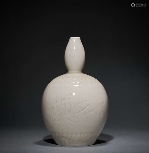 Gourd bottle in Ding kiln of Liao Dynasty