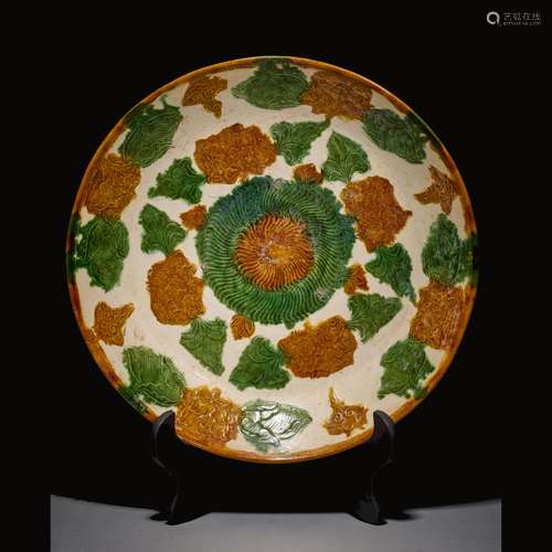 Three-color porcelain plate in Liao Dynasty of China