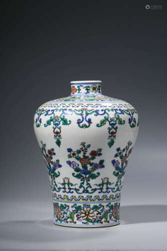 Plum bottle with colorful flowers in Qing Dynasty