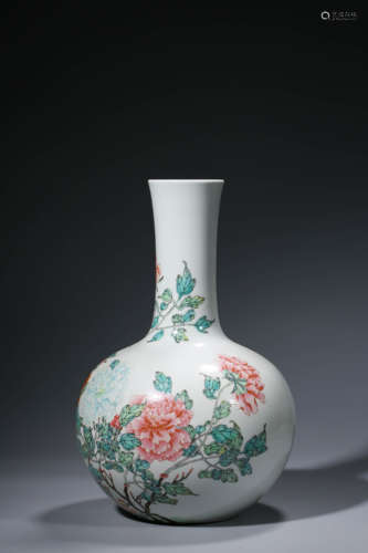 Peony pastel celestial sphere bottle in Qing Dynasty