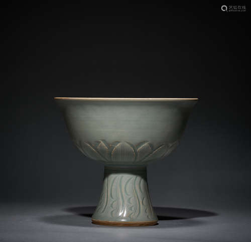 Longquan kiln goblet in Song Dynasty