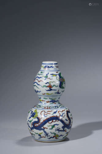 Doucai dragon and phoenix pattern gourd bottle