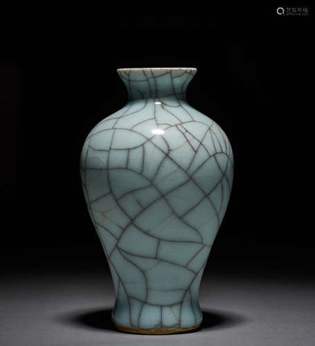 Ge Kiln Green Glazed Bottle, Song Dynasty