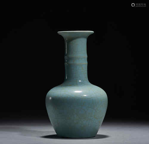 Pan-mouth bottle of Ru kiln in Song Dynasty