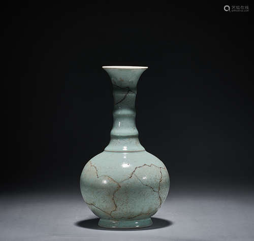 Ru kiln bottle in Song Dynasty