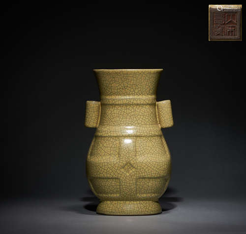 Ge Kiln Binaural Bottle in Qing Dynasty