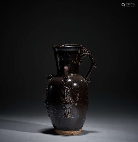 Black glazed holding pot in Song Dynasty