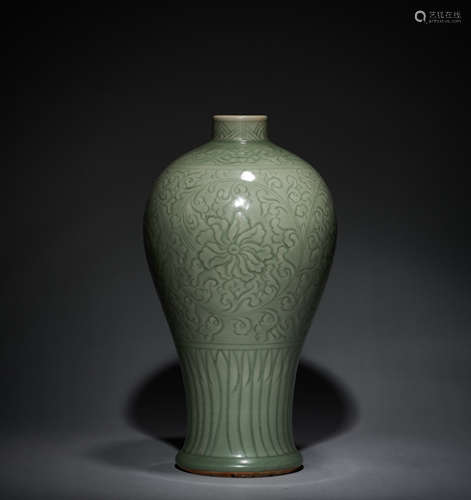 Longquan Plum Bottle in Yuan Dynasty