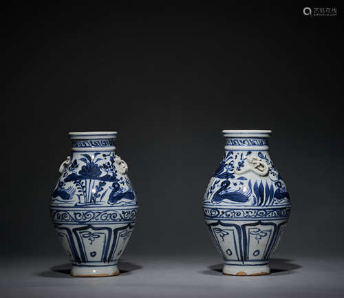 A pair of blue and white vases, Qing Dynasty