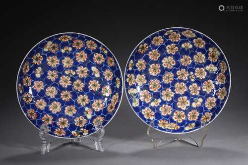 A PAIR OF QING DYNASTY ICE PLUM PLATES