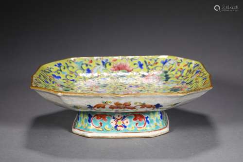 A QING DYNASTY FAMILLE ROSE FRUIT PLATE