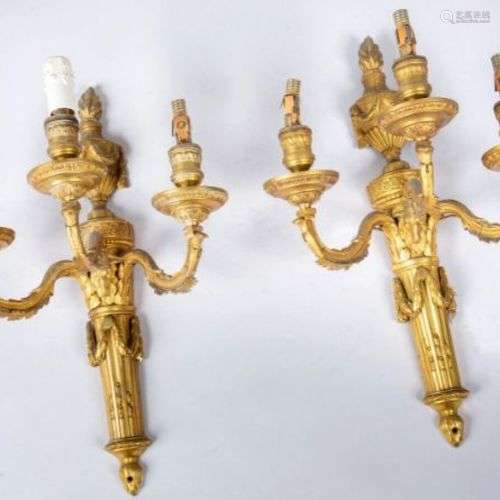 Paire d'appliques à trois bras de lumière en bronze ciselé e...