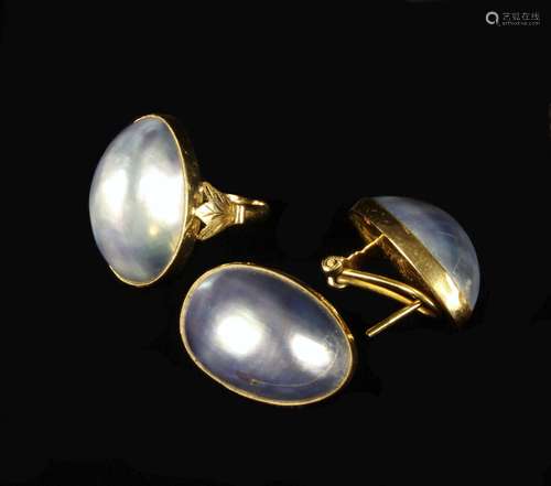 An Andolusian Mabé Pearl Ring & Matching Earrings with gold ...