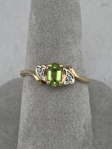 10k Gold Ring with Peridot Stone, Size 7.5