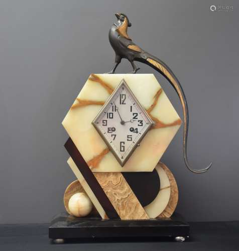 Maurice FRÉCOURT (1890-1961) Pendule art déco avec un paon. ...