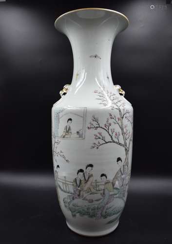 Vase en porcelaine de Chine à décor d’élégantes. Ht : 58 cm.