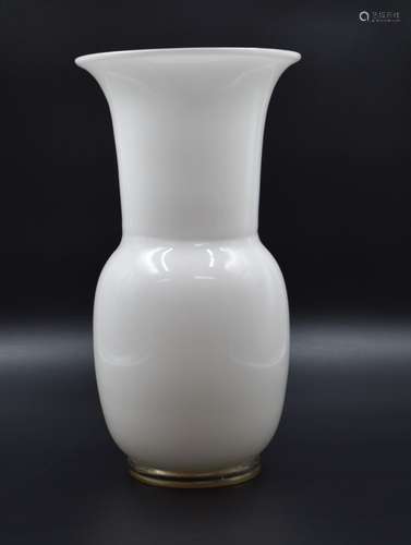 VENINI pour Murano. Vase chinoisant monochrome blanc. Signat...