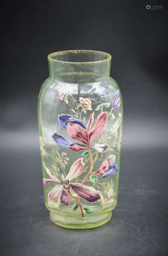 Vase en verre Urane vers 1900 à décor émaillé de fleurs. Ht ...