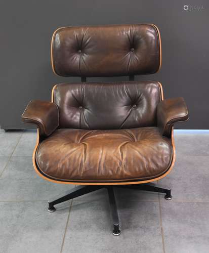 Charles et Ray Eames Fauteuil vintage très bel état. Cuir ma...