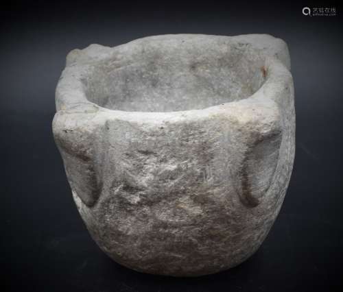 Mortier médiéval en pierre sculptée. Ht : 10,5 cm. Largeur :...