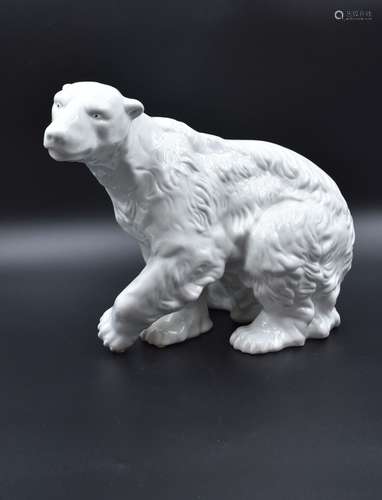 Ours polaire en porcelaine de Royal Dux. Ht : 31 cm.