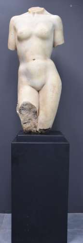 Torse féminin à l’antique.Aphrodite de Cyrène.Sculpture en m...