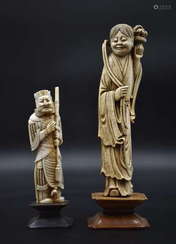 Lot de deux sculptures en ivoire chinois vers 1900. Ht : 25 ...
