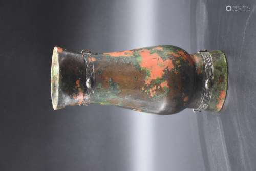 Vase en bronze de style archaïque Chinois. Ht : 21 cm.
