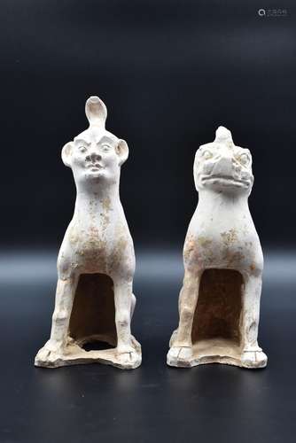 Deux statues en faïence, Dynastie Tang (618-907), avec certi...