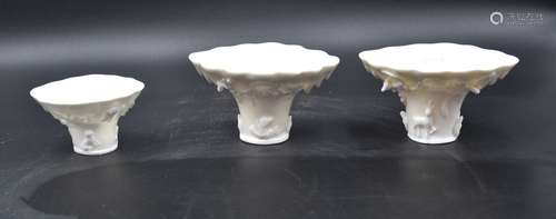 Lot de 3 coupes libatoires en porcelaine 