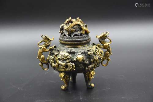Brûle parfum chinois en bronze à décor de dragons. Ht : 16 c...