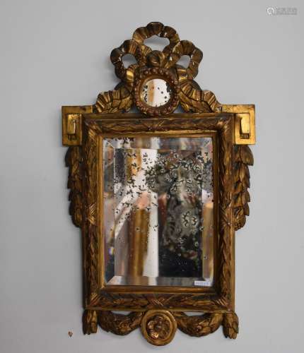 Petit miroir en bois doré d’époque Louis XVI. Ht : 60 cm.