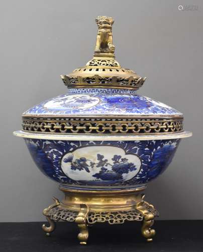 Brûle-parfum en porcelaine du Japon. Monture bronze. Ht : 48...