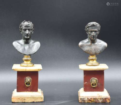 Paire de bustes à l'antique en bronze sur bases carrées en m...