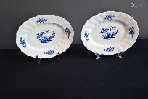 Paire de plats ovales en porcelaine de Tournai décor Ronda. ...