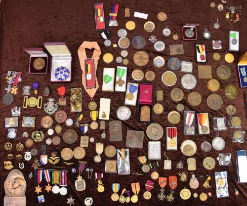 Lot varié de 160 médailles provenant d'une collection privée...
