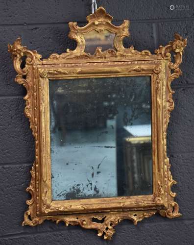 Miroir en bois sculpté et doré XVIIIème siècle. Dorure posté...