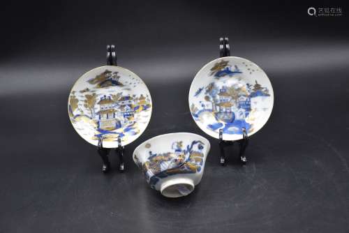 Bol et deux soucoupes en porcelaine de Chine à décor bleu et...