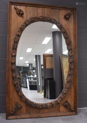 Imposant miroir italien en bois sculpté. Manque une petite r...