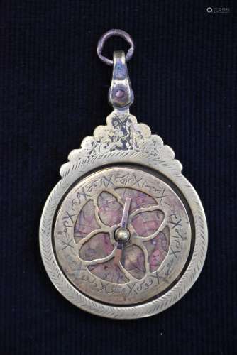 Astrolabe perse en laiton ciselé. Dimensions : 6,5 x 10,5 cm...