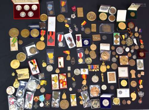 Lot varié de plus 140 médailles provenant d'une collection p...