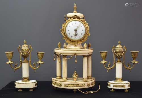 Garniture de cheminée vers 1800 composée d’une pendule porti...