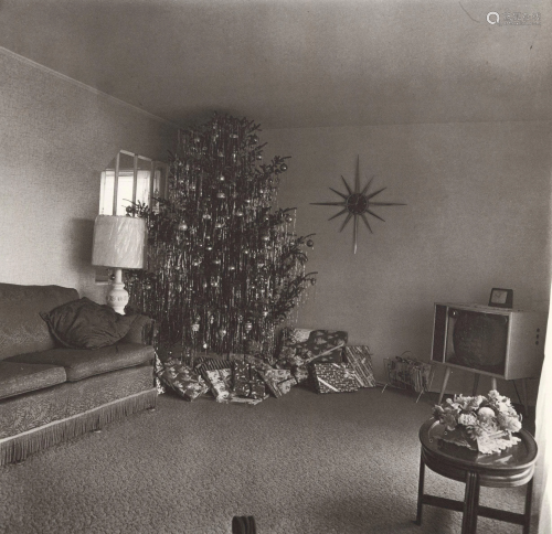 DIANE ARBUS - Xmas Tree in a Living Room in Levittown,