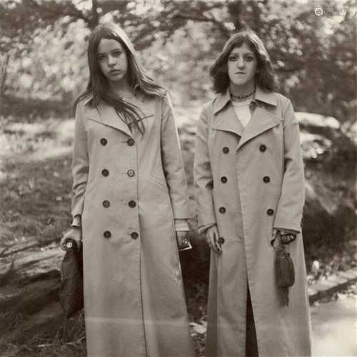 DIANE ARBUS - Two Girls in Identical Raincoats, Central