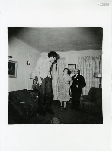 DIANE ARBUS - Jewish Giant at Home with His Parents in