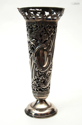 vaso in argento traforato decoro vegetale con ,