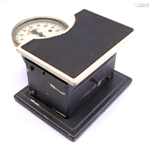 Old Seca bathroom scale