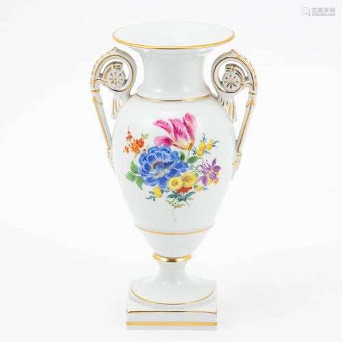 Volutenvase Blumenbukett. Meissen 1972-1980.