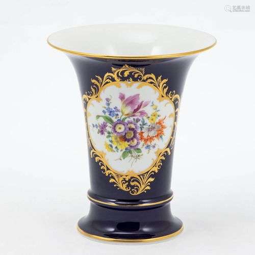 Bechervase. Kobaltblauer Fond: Blumenbukett. Meissen 1957-19...